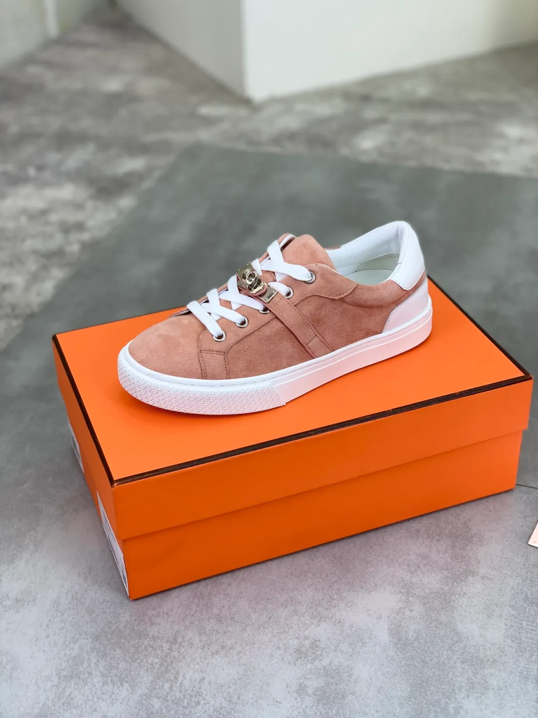 Men's men's shoes 💰P640 New Hermes top version Hermès classic couple style #𝐊𝐞𝐥𝐥𝐲 buckle casual white shoes skateboard shoes that will not conflict with shoes at all. Full of unknowns, Hermès rarely produces flat casual shoes and they are paired with classic palladium-plated Kelly shoe buckles! You'll fall in love with it at first sight. It's super versatile and can be worn with any skirt or pants. 🉑️Close your eyes and wear it. It's super noble. Fabric: Specific cowhide/canvas material. Lining: Sheepskin lining. Outsole: Original molded TPU outsole. Size: 35-45.